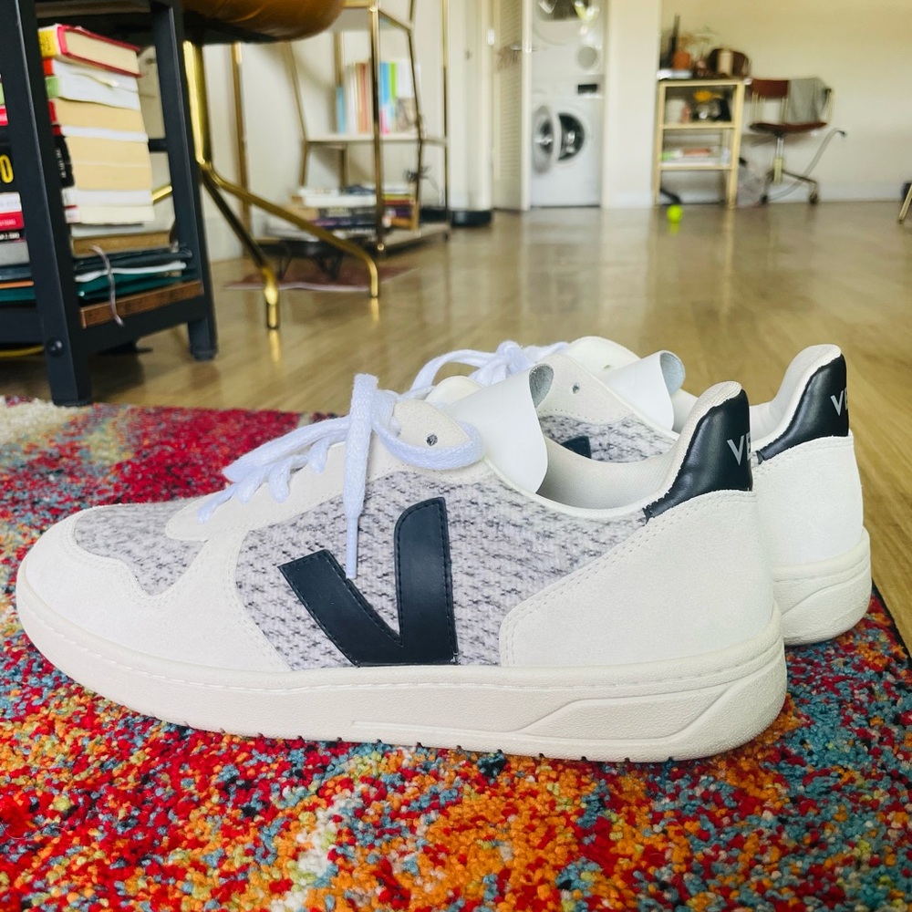 Veja V-10 FLANNEL SNOW BLACK